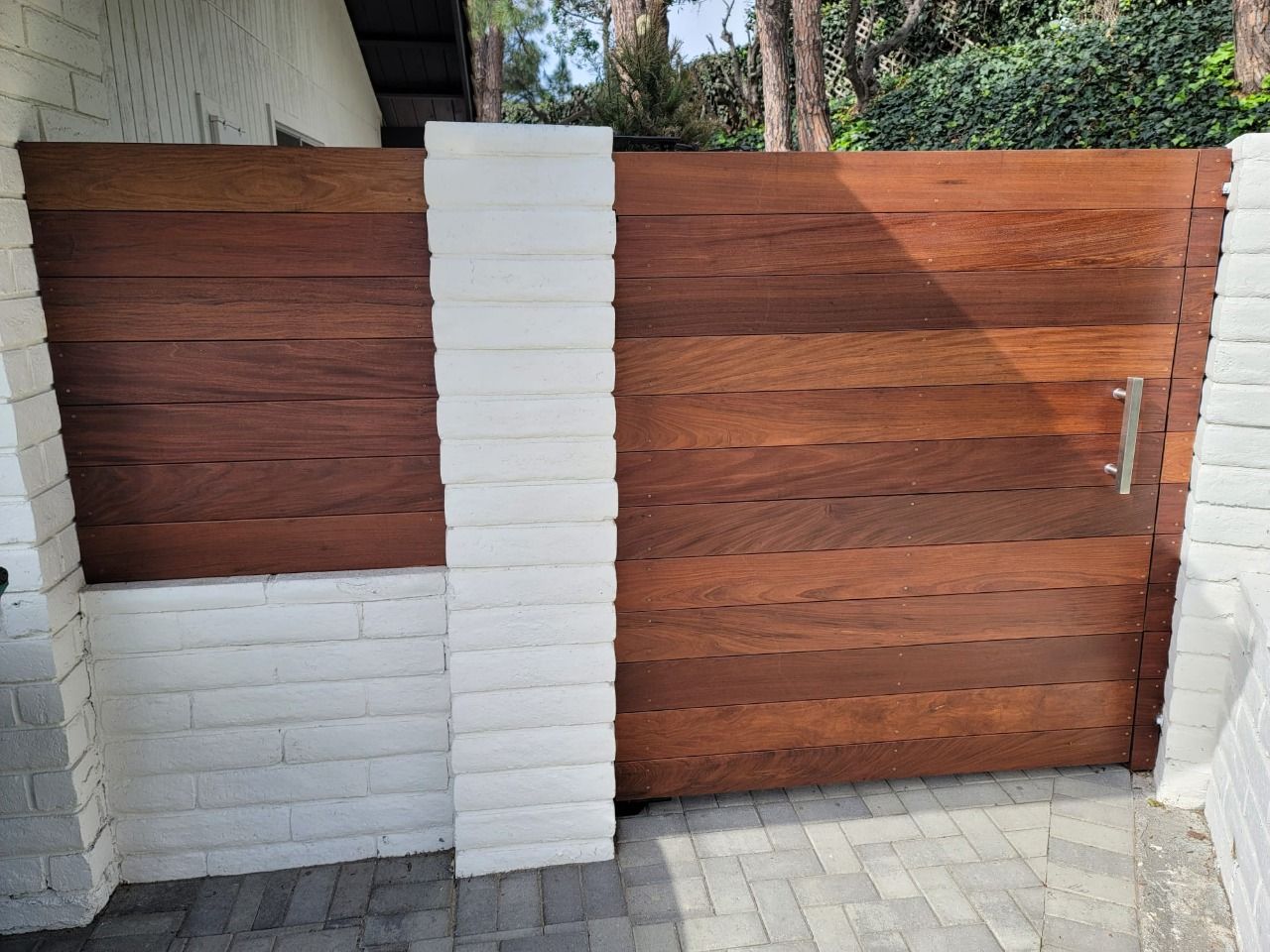 Horizontal hardwood fence