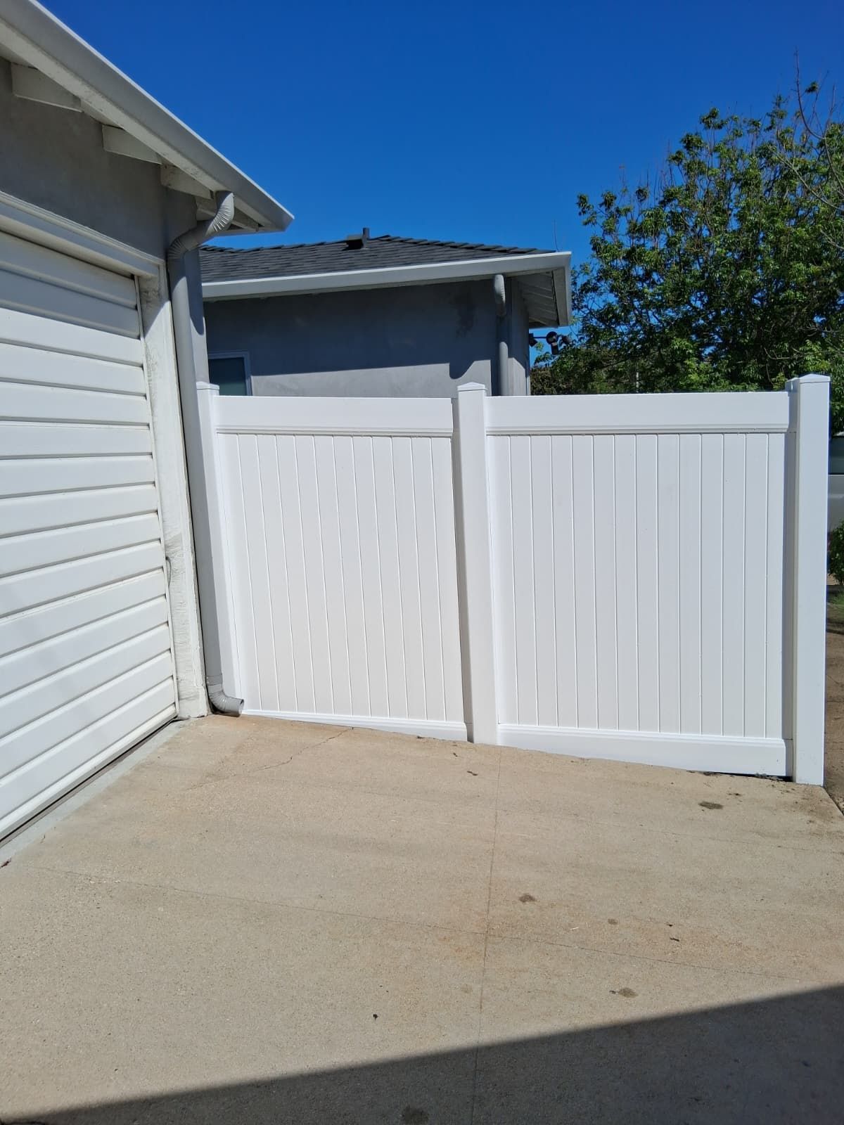 White vinyl privacy fence