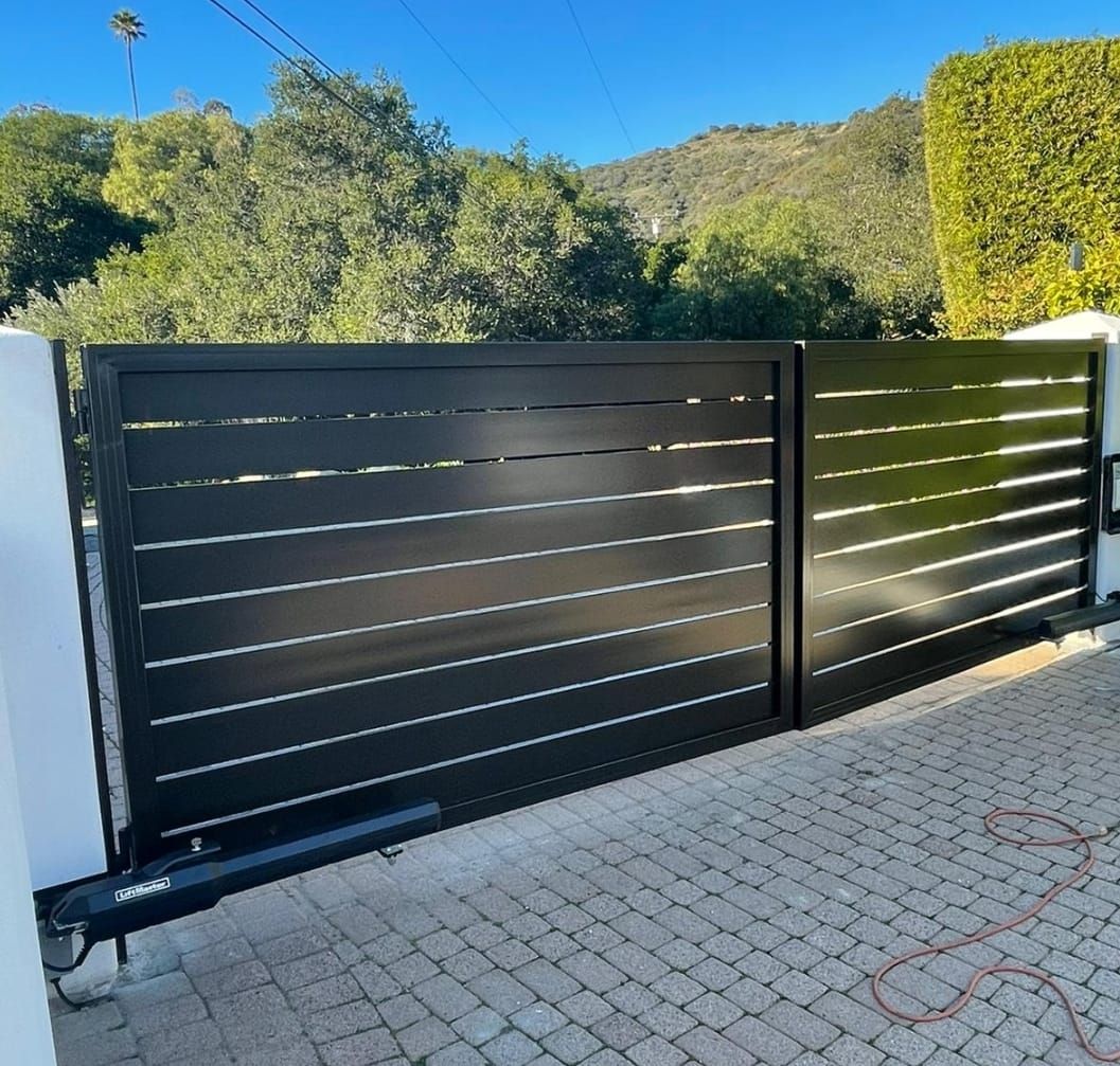 Horizontal slat automatic gate